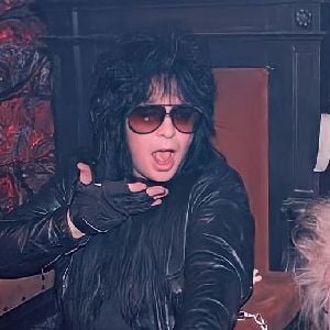 mick mars - possessive