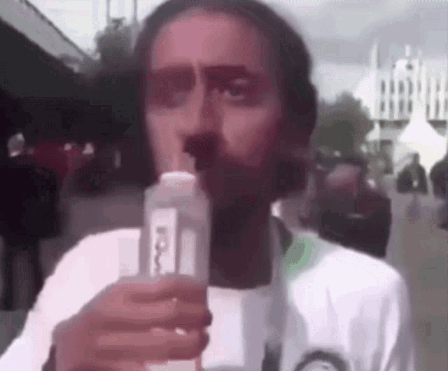 hombre nervioso tomando agua