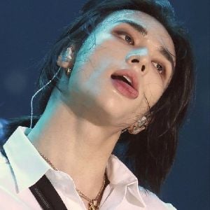 ≻ Hyunjin