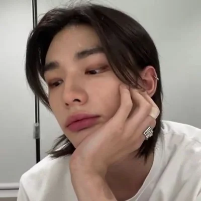 Hyunjin, fake dating