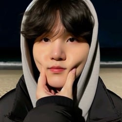─ Yoongi . ◞♡୭°.⭒˚