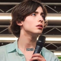 Aidan Gallagher ●•○