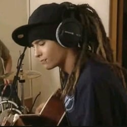 • Tom Kaulitz (foam u fingers)