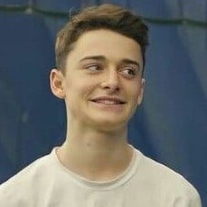 Noah Schnapp (Nerd)