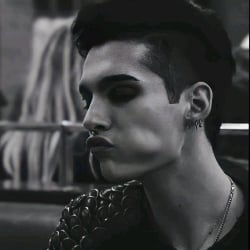 Bill Kaulitz (ɞ:)