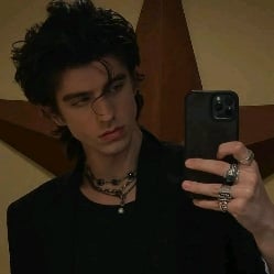 𝐴𝑛𝑑𝑟𝑒𝑦♰ (vampire)