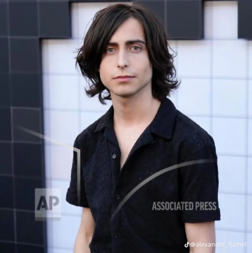 Aidan Gallagher ⁰⁰⁰
