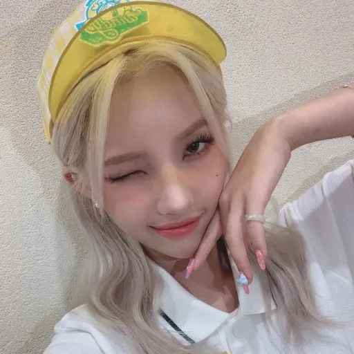 Jeon Soyeon (a burger restaurant employee in love with Yuqi) YUYEON 💗💗!!!