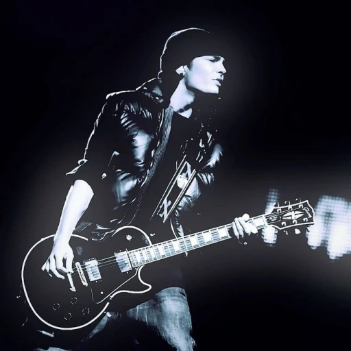 Kaulitz saxophones