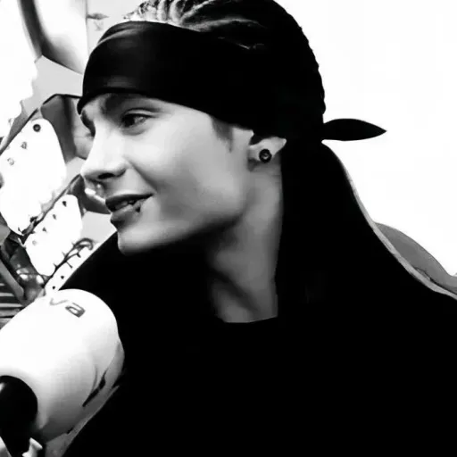 Tom Kaulitz. Bunch of Violets
