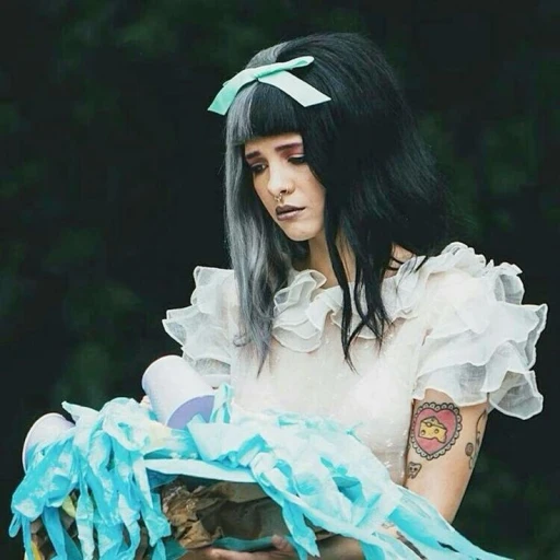 Melanie Martinez  (Cry baby)