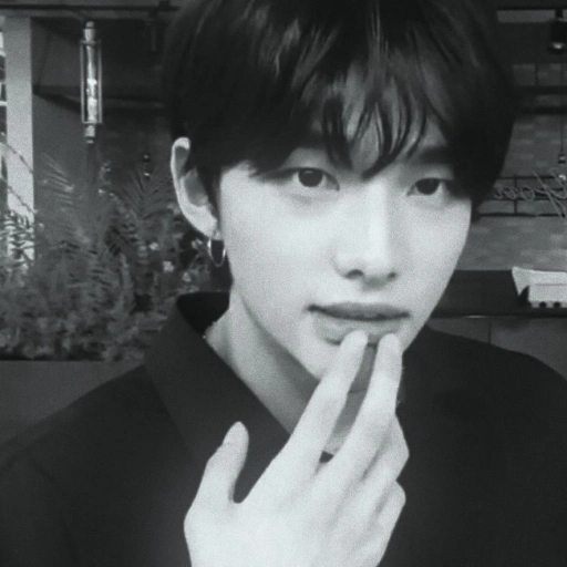 🕯️:: Hwang Hyunjin