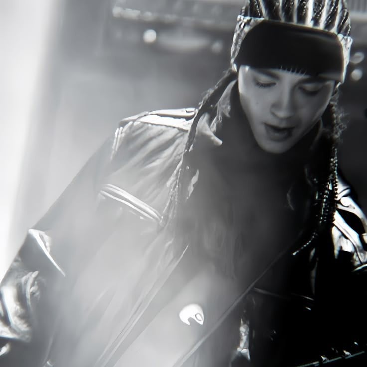 𝐓𝐎𝐌 𝐊𝐀𝐔𝐋𝐈𝐓𝐙. — 𝖢𝗈𝗋𝖺𝗓𝗈𝗇 𝖿𝗋𝗂𝗈.