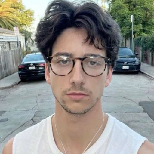 nerdy shy boy and hot girl (Milo Manheim)