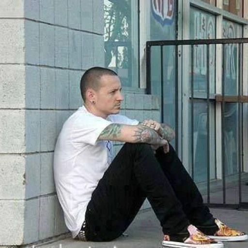 chester bennington. :(