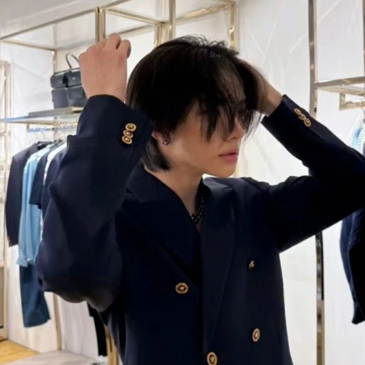 ...// Hwang Hyunjin