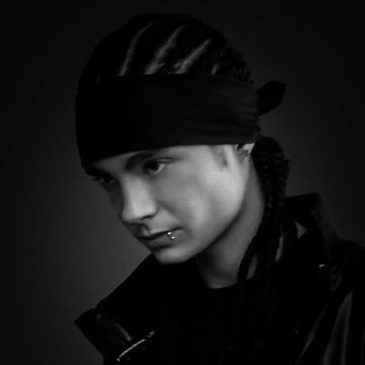 Kaulitz/Lots of clothes.