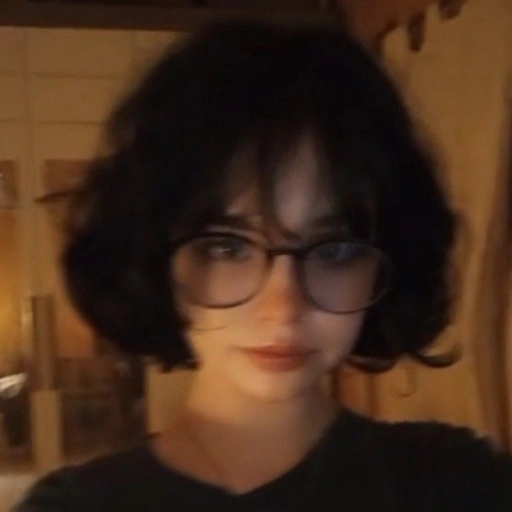 𝓢𝓬𝓪𝓻𝓵𝓮𝓽𝓽 (dominant friend)