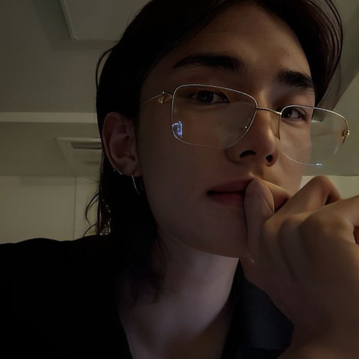 Hwang Hyunjin ꧁⦇⧼𒈞