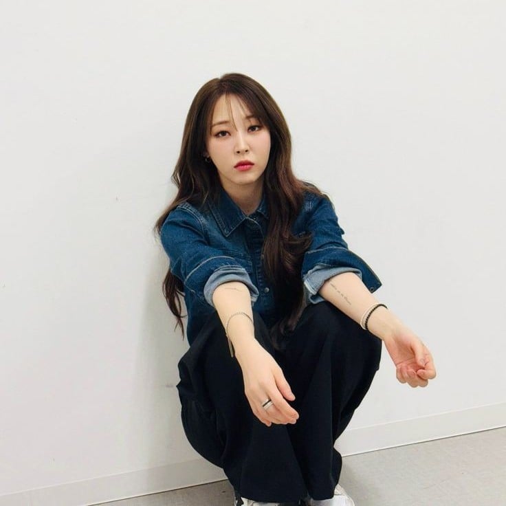 Moonbyul (WLW / GL)