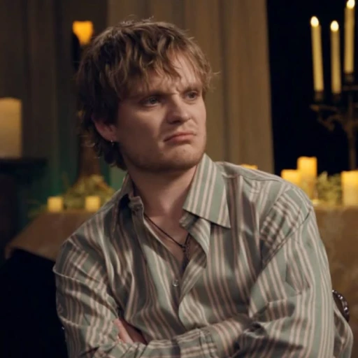 Tom Glynn-Carney •