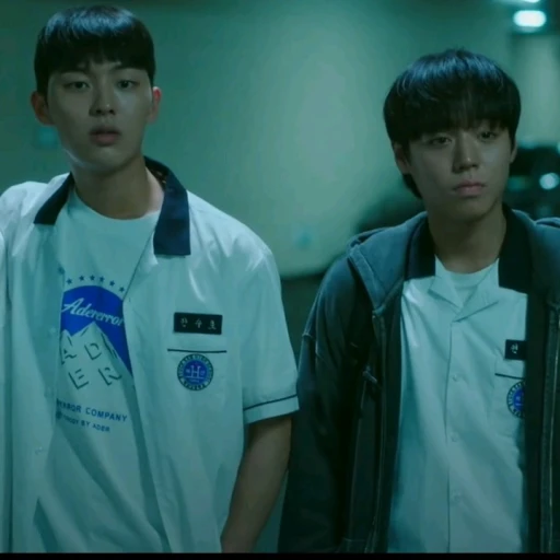 The one on the left is Su-ho and the one on the right is Yeon Si-eun.