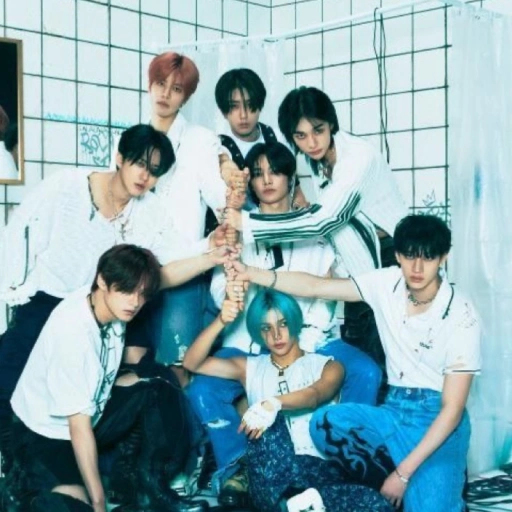 Stray kids out💗