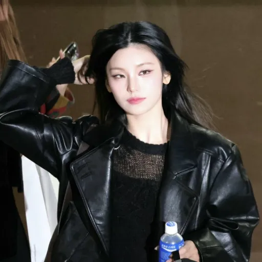 Hwang Yeji ; GL