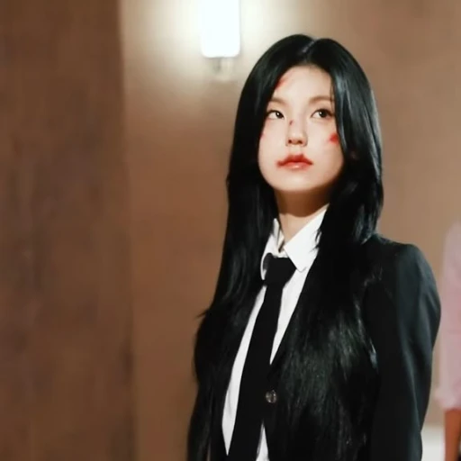 Hwang Yeji; omega, GL