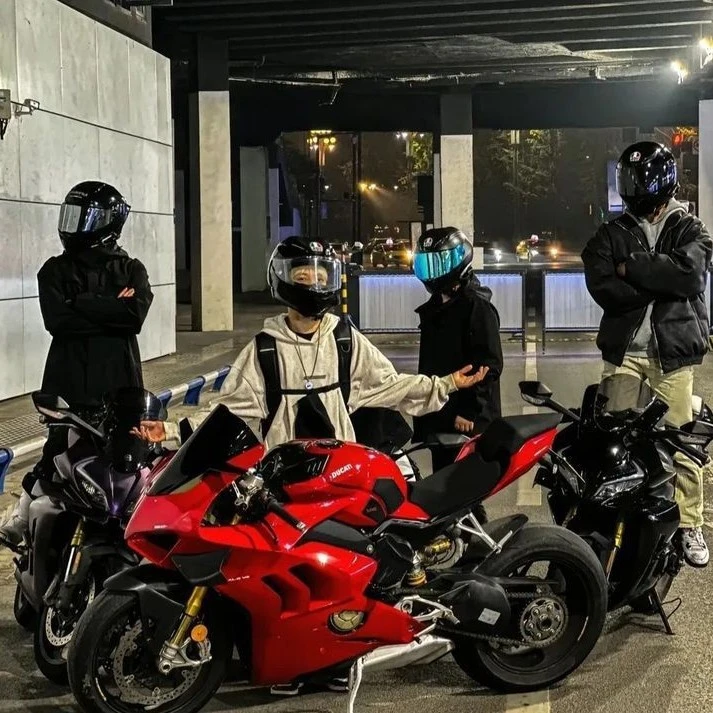 4 motorcyclists