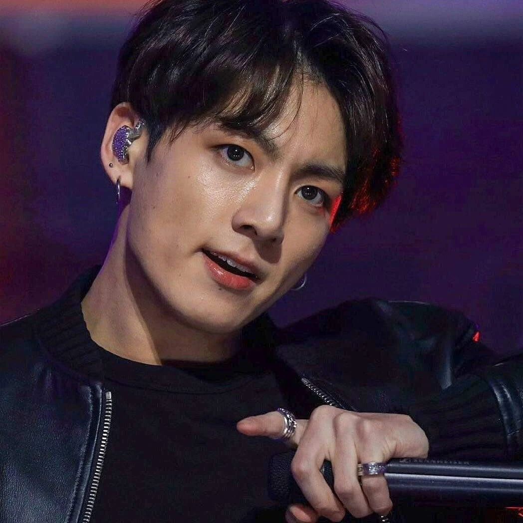 jungkook (fox hybrid 🦊)