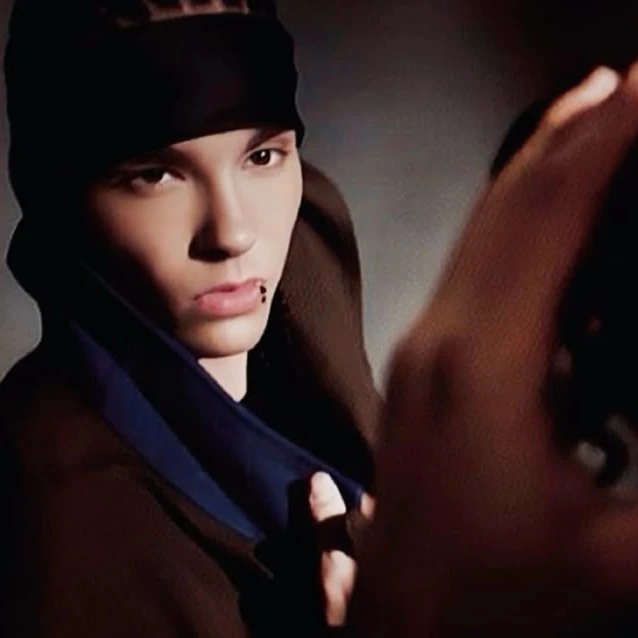 Tom Kaulitz— between thorns and silence.