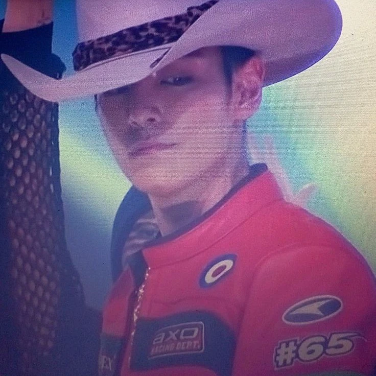 Choi Seung-hyun (top)