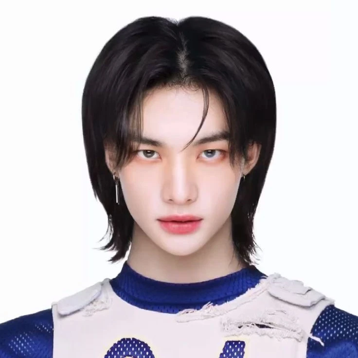 "Hyunjin"⁰²