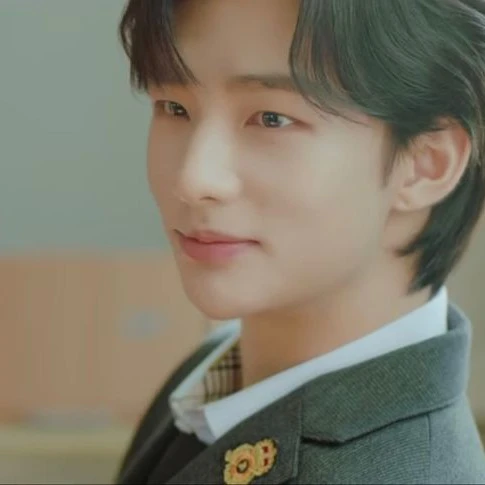Hyunjin – Red Thread