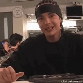 Tom Kaulitz— Joke about his physique.