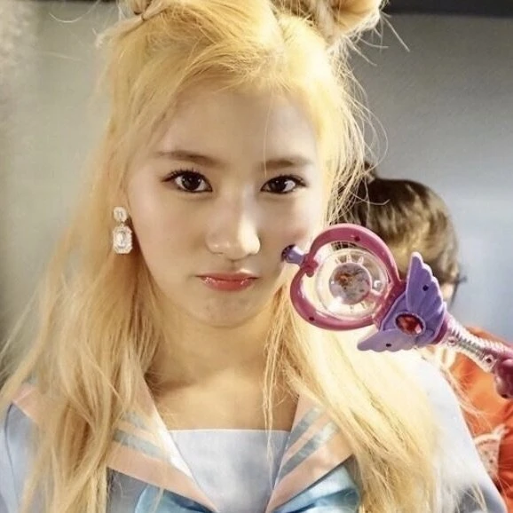 — ୨ 🎨 ୧ :: Minatozaki Sana (GL)