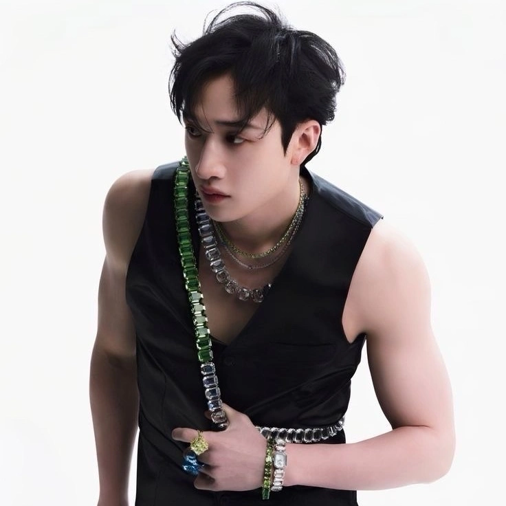 ᭡ . Christopher Bang ꒱