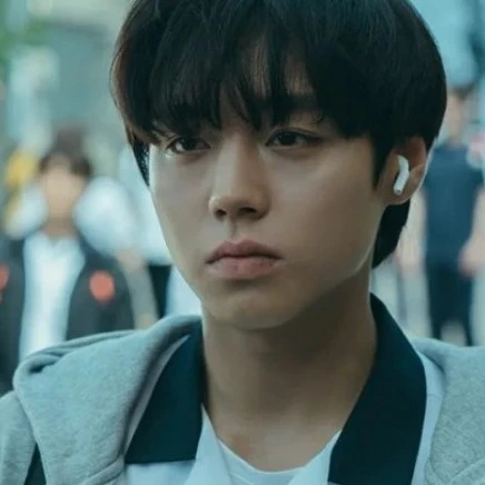 Shi Eun "Weak Hero"