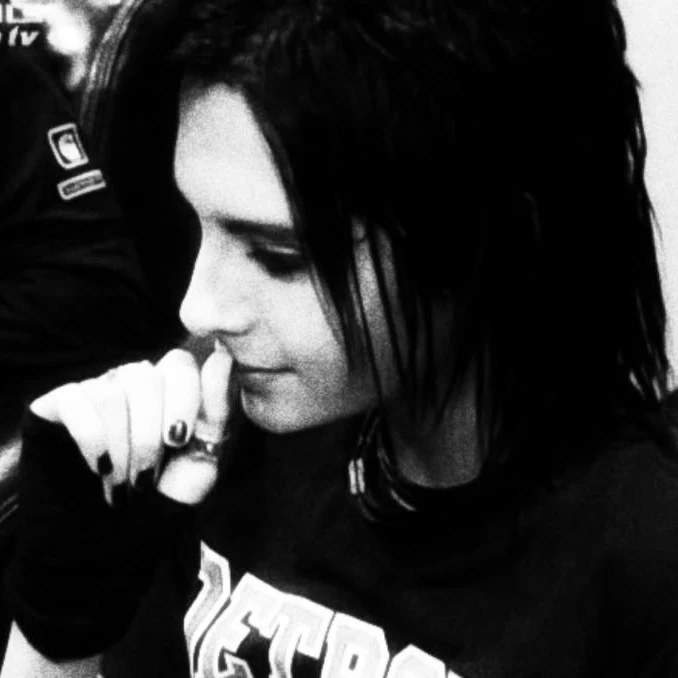 – Bill Kaulitz – 𐚁